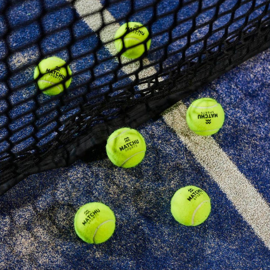MATCHU padel balls by the net